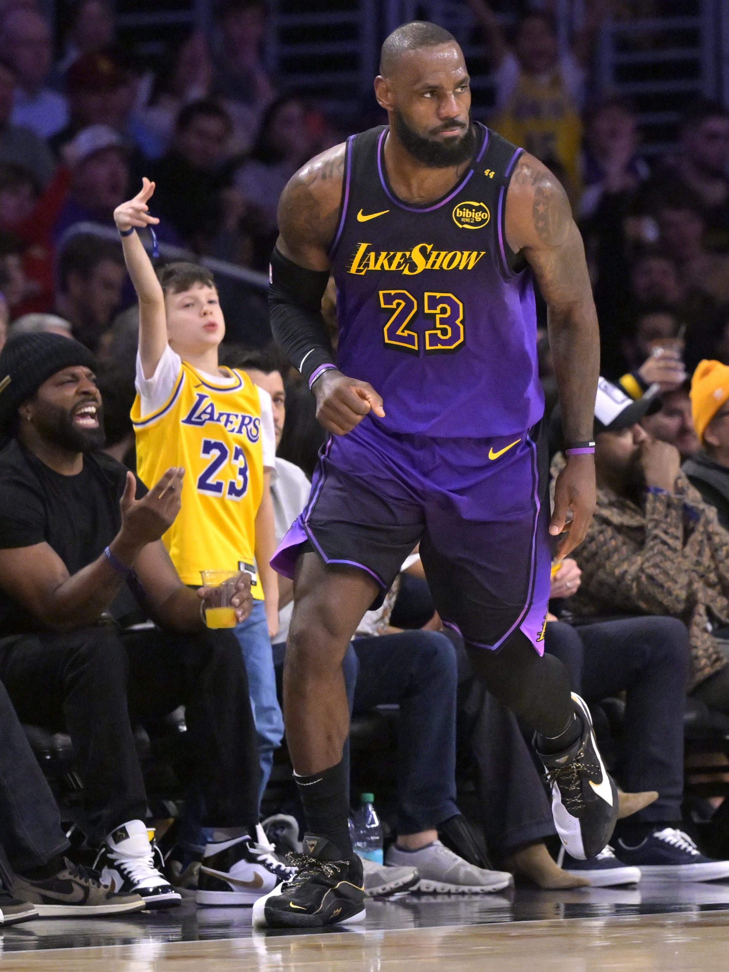 leyu sports-大比分获胜引发热议!,詹姆斯在阿森纳比赛中重要助攻引发球迷热议-leyu sports