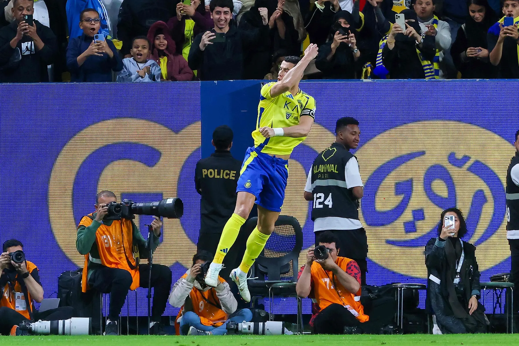 乐鱼-德罗巴重返赛场,锐不可当首场状态出色,C9观众沸腾!比赛高潮迭起-乐鱼